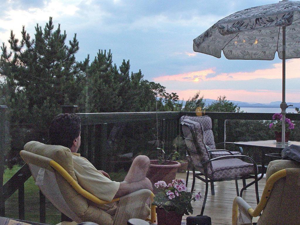 Gite La Halte Du Verger Bed And Breakfast Ривьер-дю-Лу Экстерьер фото